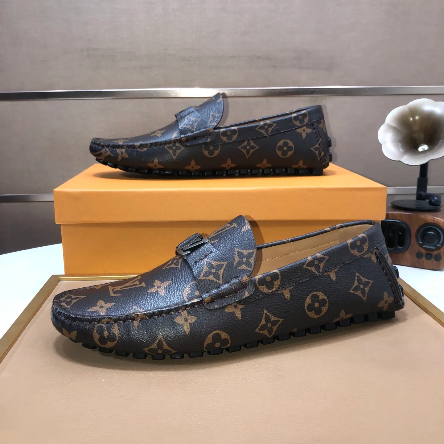 Men's men's shoes 💰420💰 [LV Doudou shoes] (water-dyed cowhide lining) new model is on the market, available on the official website. The new Doudou shoes are processed into single-color materials, and the uppers are made of imported cowhide material. The body of the shoe is fully hemmed with mark thread, and is lined with imported original cowhide leather. The elegant shoe shape is super suitable for all-matching, and the size is 38-44.